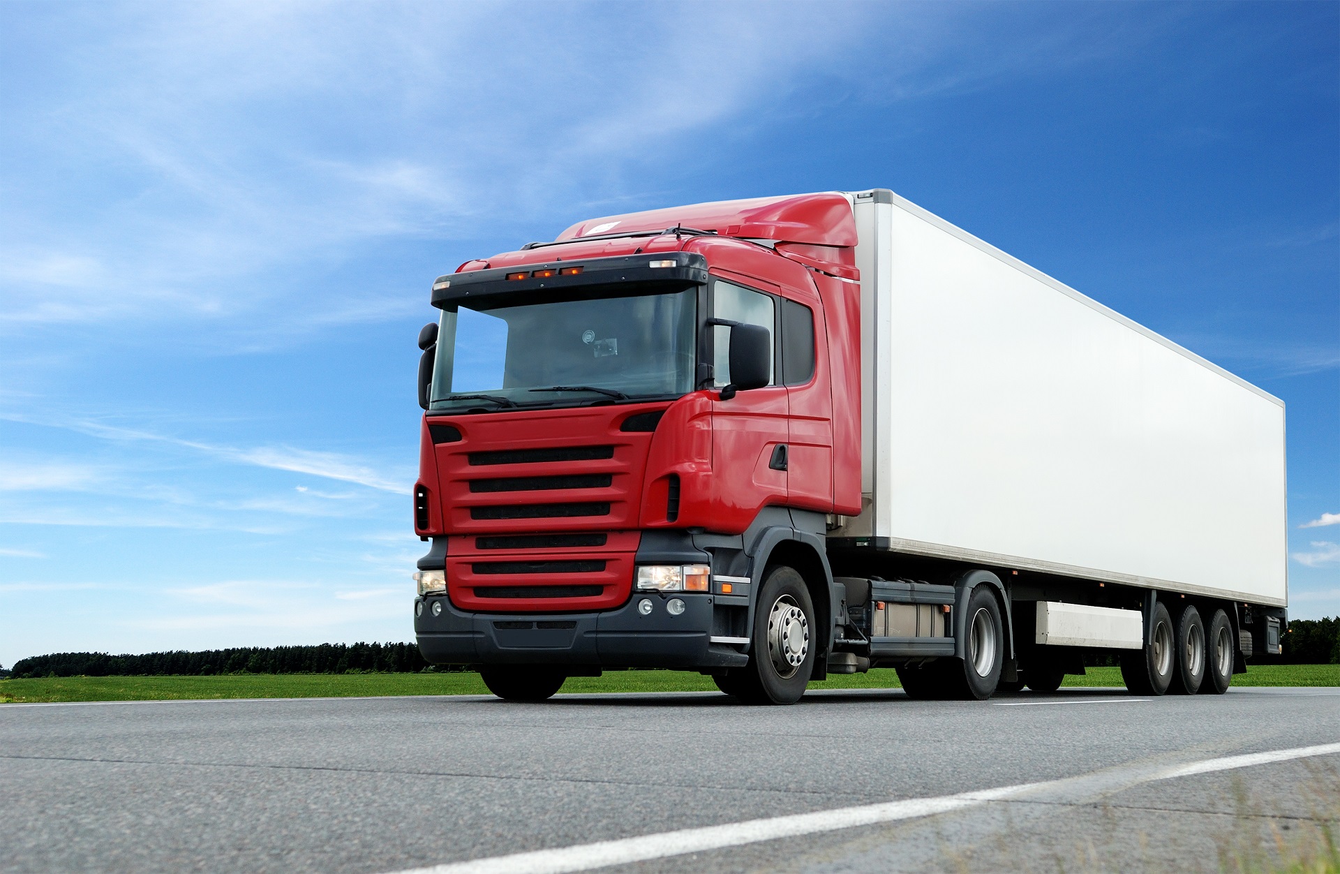 Red lorry with white trailer over blue s Alimentos perecederos