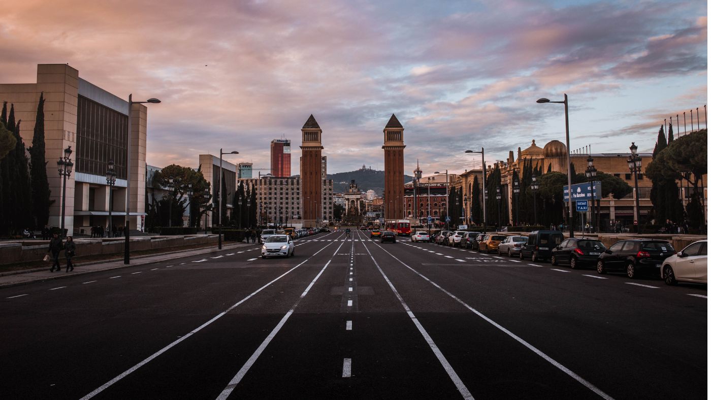 Cuándo se puede rebasar una línea continua ¿Se puede rebasar la línea continua? Conoce las excepciones