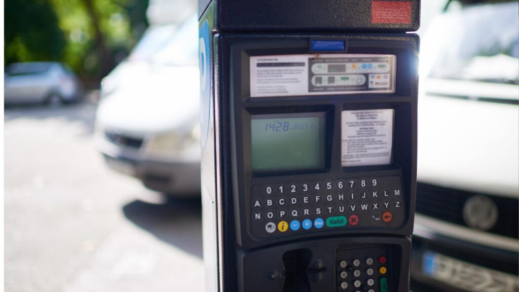 Parquímetro en una calle urbana, utilizado para gestionar el aparcamiento y relacionado con cómo quitar multa zona azul tras un error de pago.