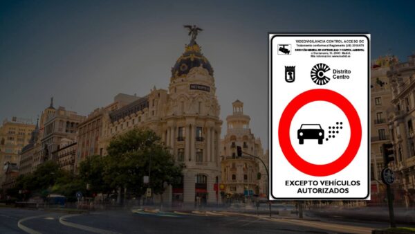 Recurrir multas Madrid Central: pasos para presentar alegaciones y evitar sanciones Señal de acceso restringido en Madrid Central con el edificio Metrópolis al fondo, relacionada con cómo recurrir multas Madrid Central por acceso indebido.