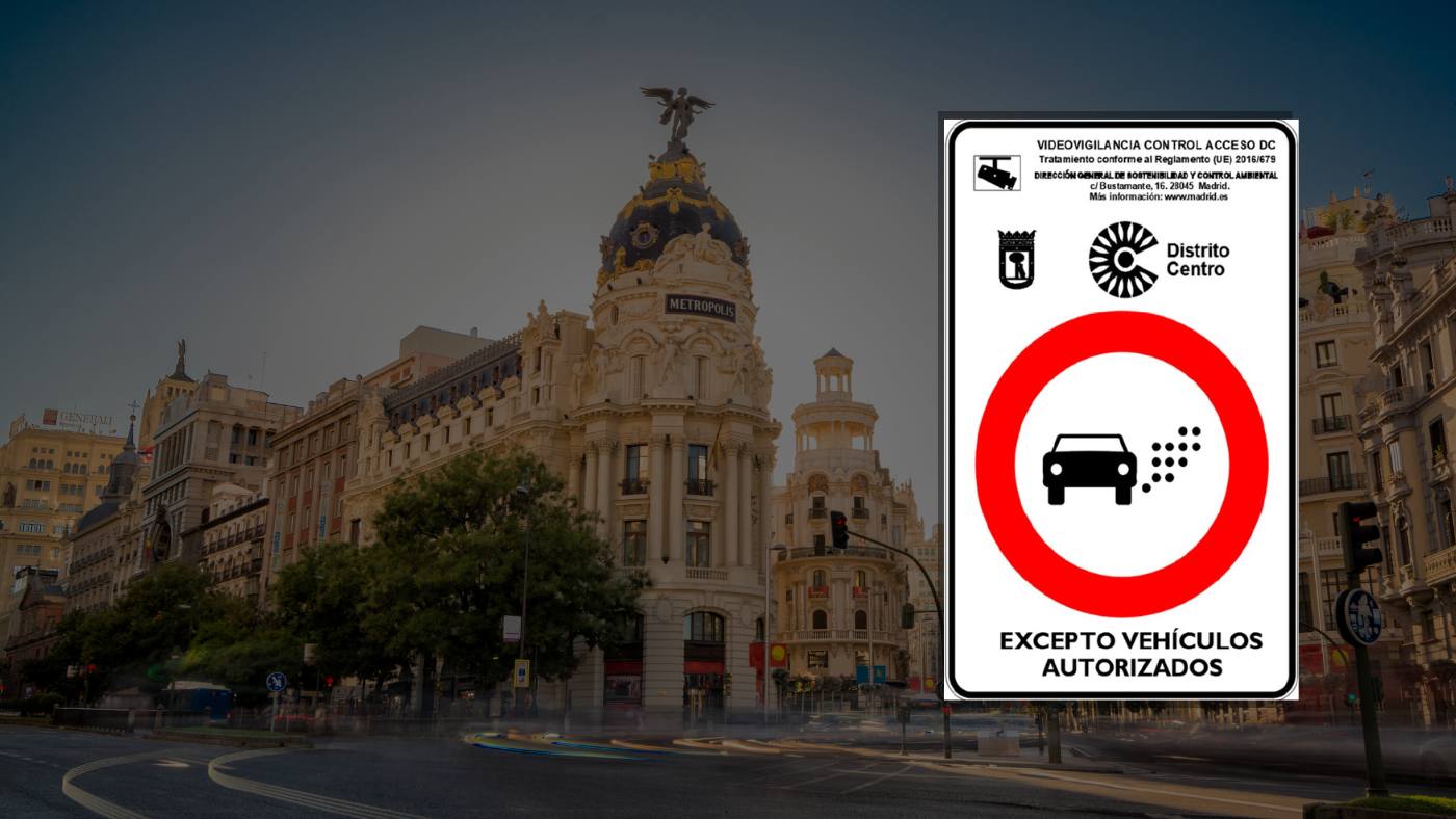 Recurrir multas Madrid Central: pasos para presentar alegaciones y evitar sanciones Señal de acceso restringido en Madrid Central con el edificio Metrópolis al fondo, relacionada con cómo recurrir multas Madrid Central por acceso indebido.