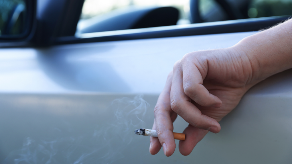  está prohibido fumar si hay menores en el coche o si se arrojan colillas por la ventanilla. 