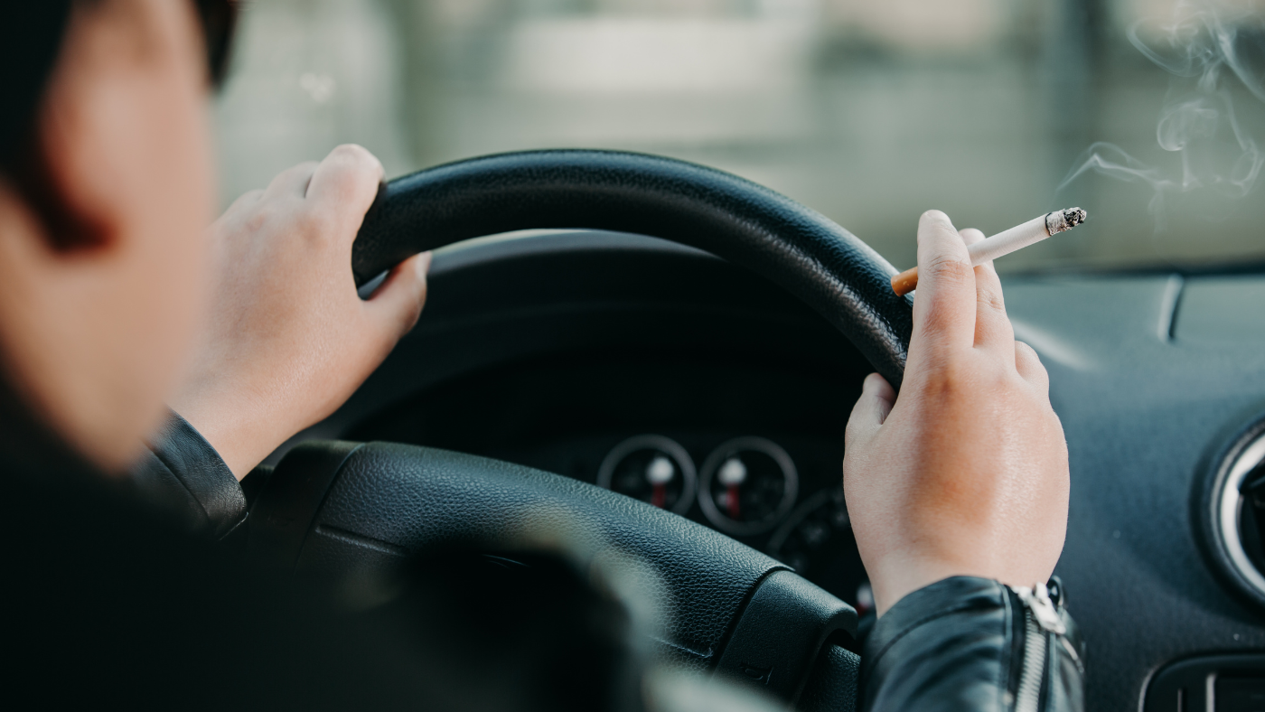 e puede fumar conduciendo en España, pero con condiciones.