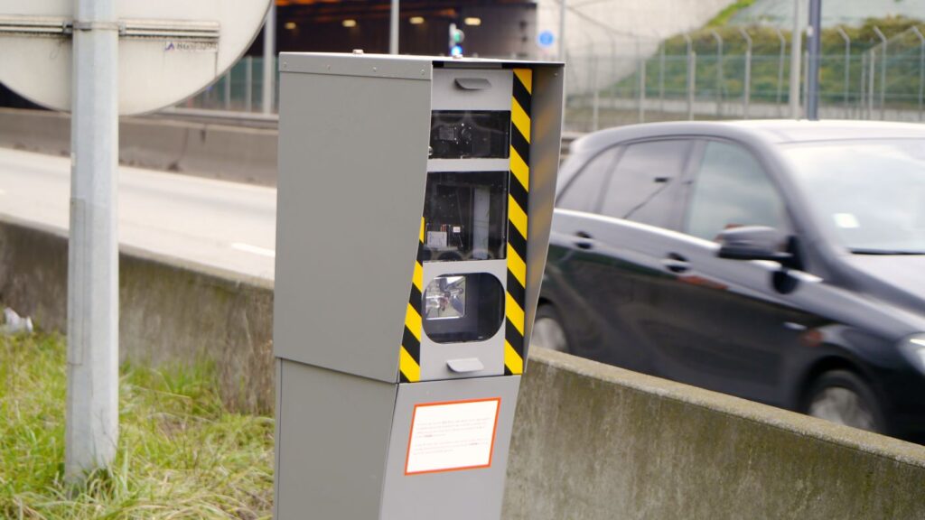 radar de velocidad captando vehículo en carretera, relacionado con multa de tráfico y posibilidad de recurrir