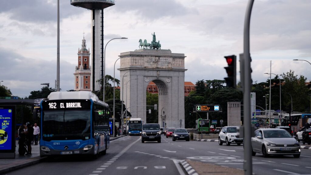imagen de tráfico en ciudad con vehículos circulando, relacionada con recurrir una multa de tráfico