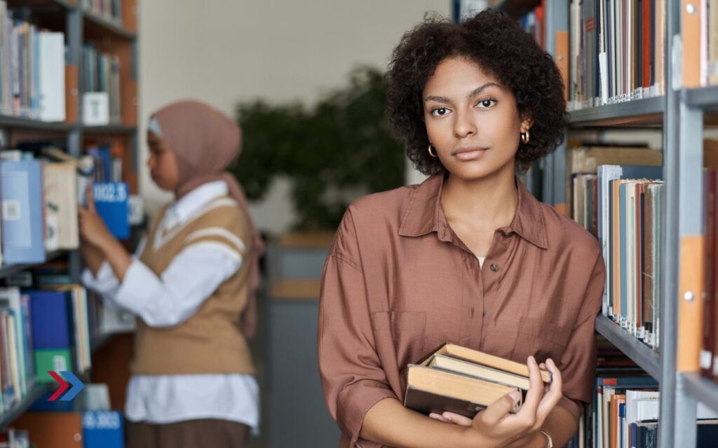 imagen de dos mujeres migrantes en una biblioteca