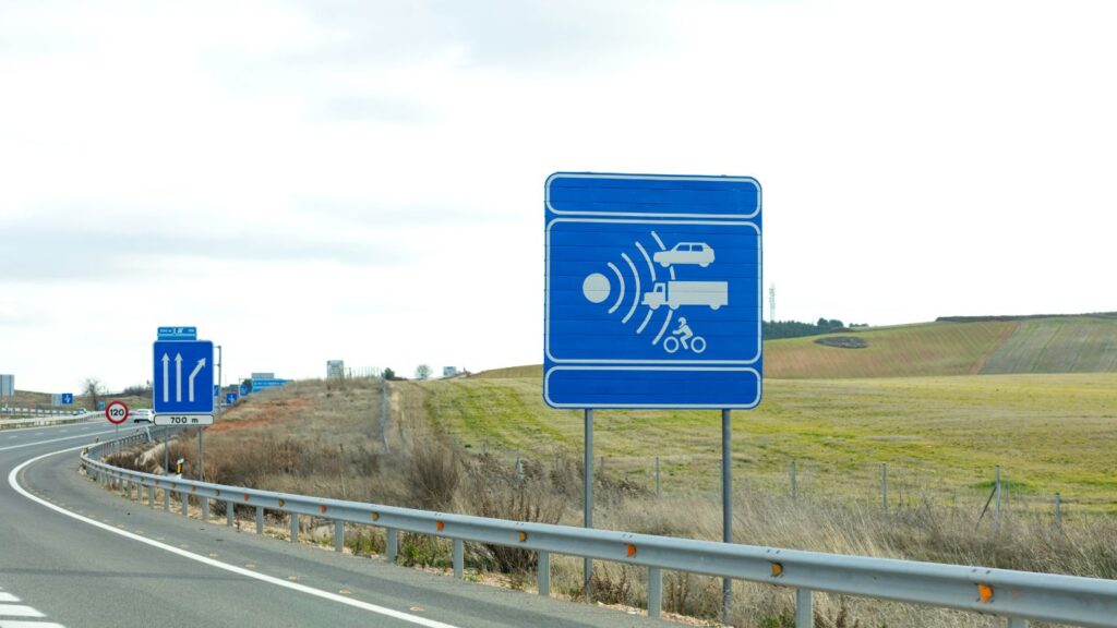 Señal de radar de tráfico relacionada con multas anuladas por errores de la DGT