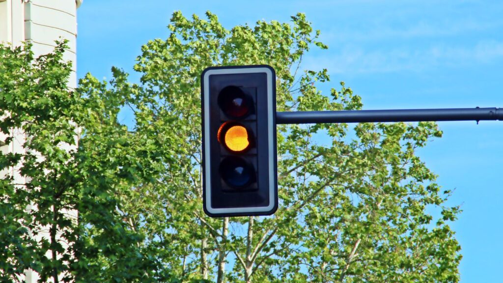 Semáforo con cámara de control relacionado con multas anuladas por errores de la DGT