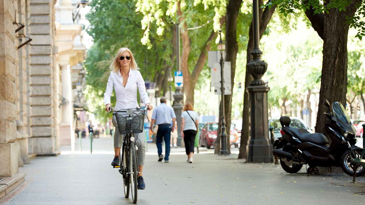 Nuevo Reglamento de Circulación 2026 Mujer circulando en bicicleta tras la aprobación del nuevo Nuevo Reglamento de Circulación 2026